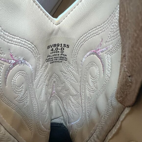 Shyanne Madison Faux Leather Western Boots Size 4 Gold With Pink Embroidery Made - Picture 6 of 6